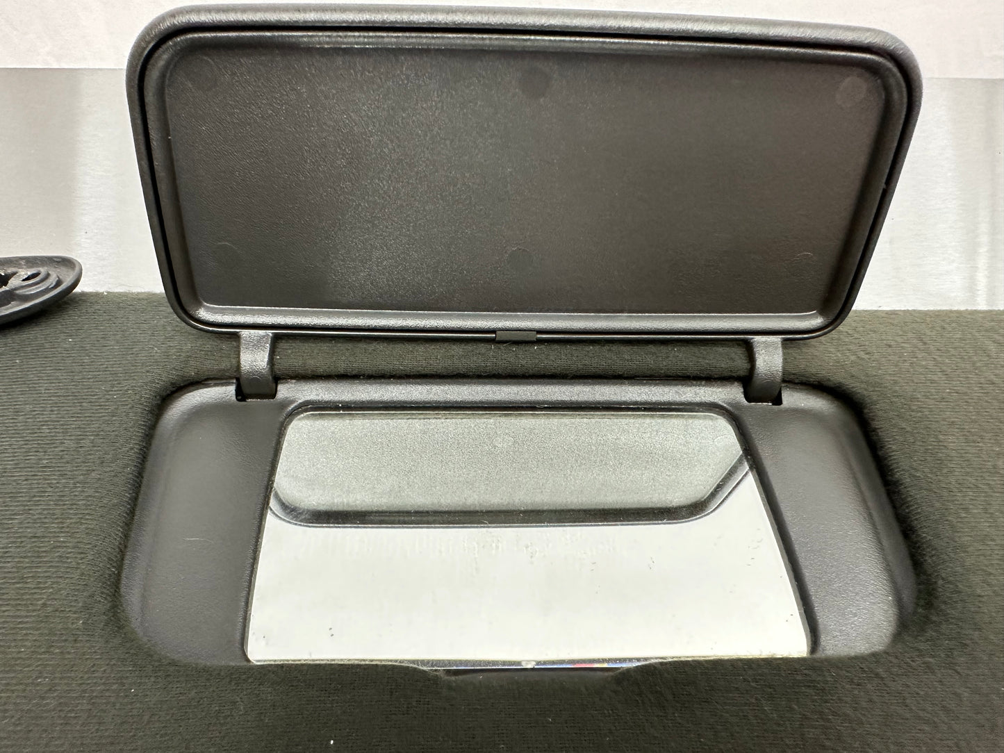 99-04 Ford Mustang Sun Visor W/ Mirror LH Driver Side OEM E97B-1004132-AAW, V66170 #01