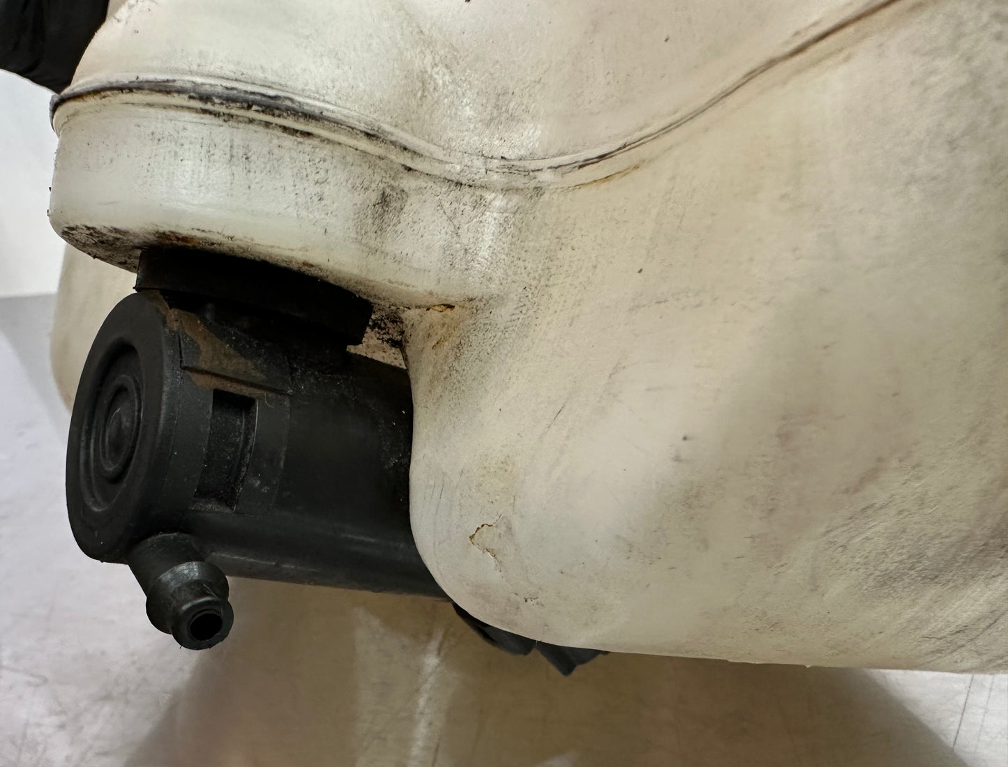 99-04 Ford Mustang Washer Fluid Reservoir Tank & Pump OEM #01