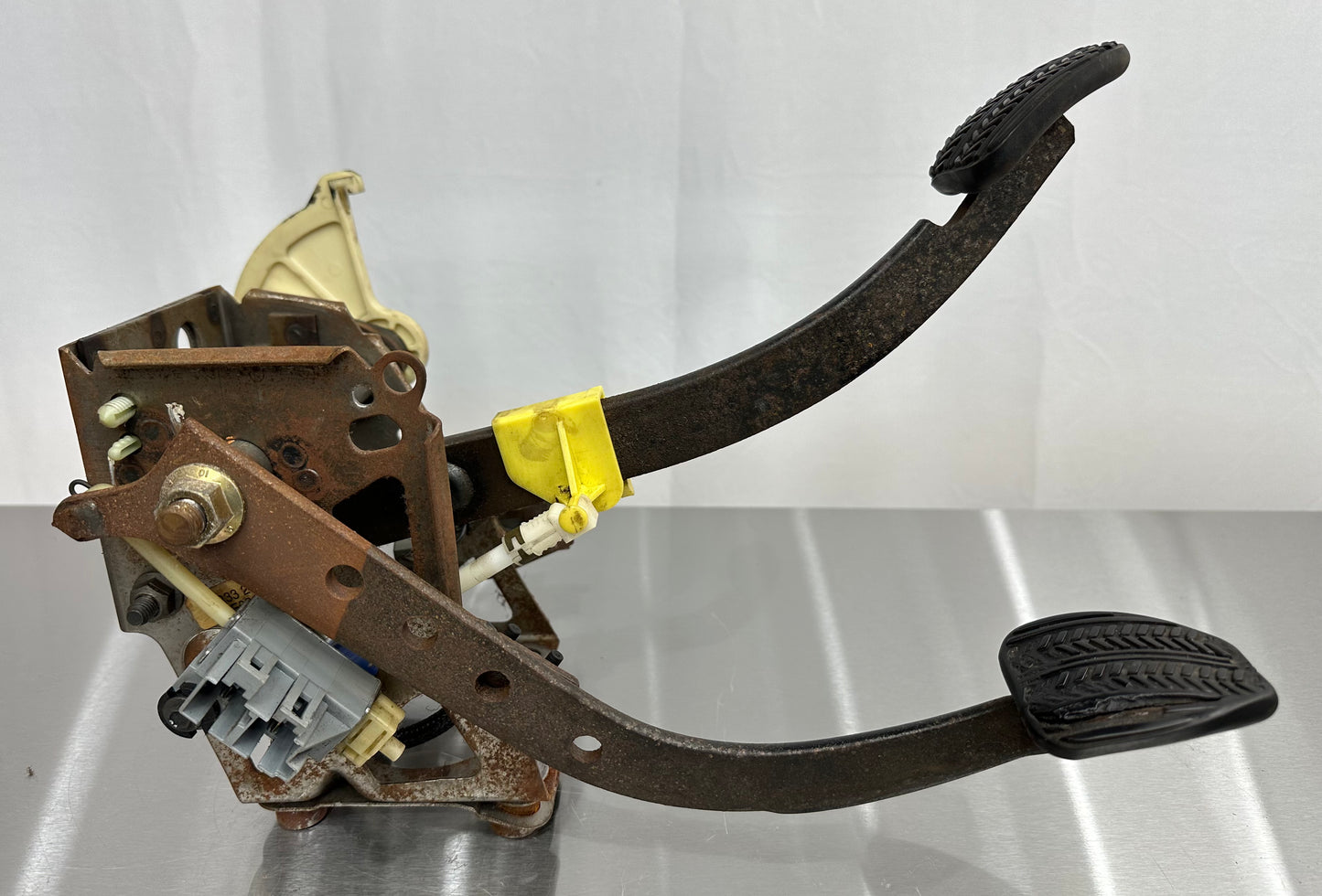 99-04 Ford Mustang Manual Clutch and Brake Pedal Assembly OEM #02