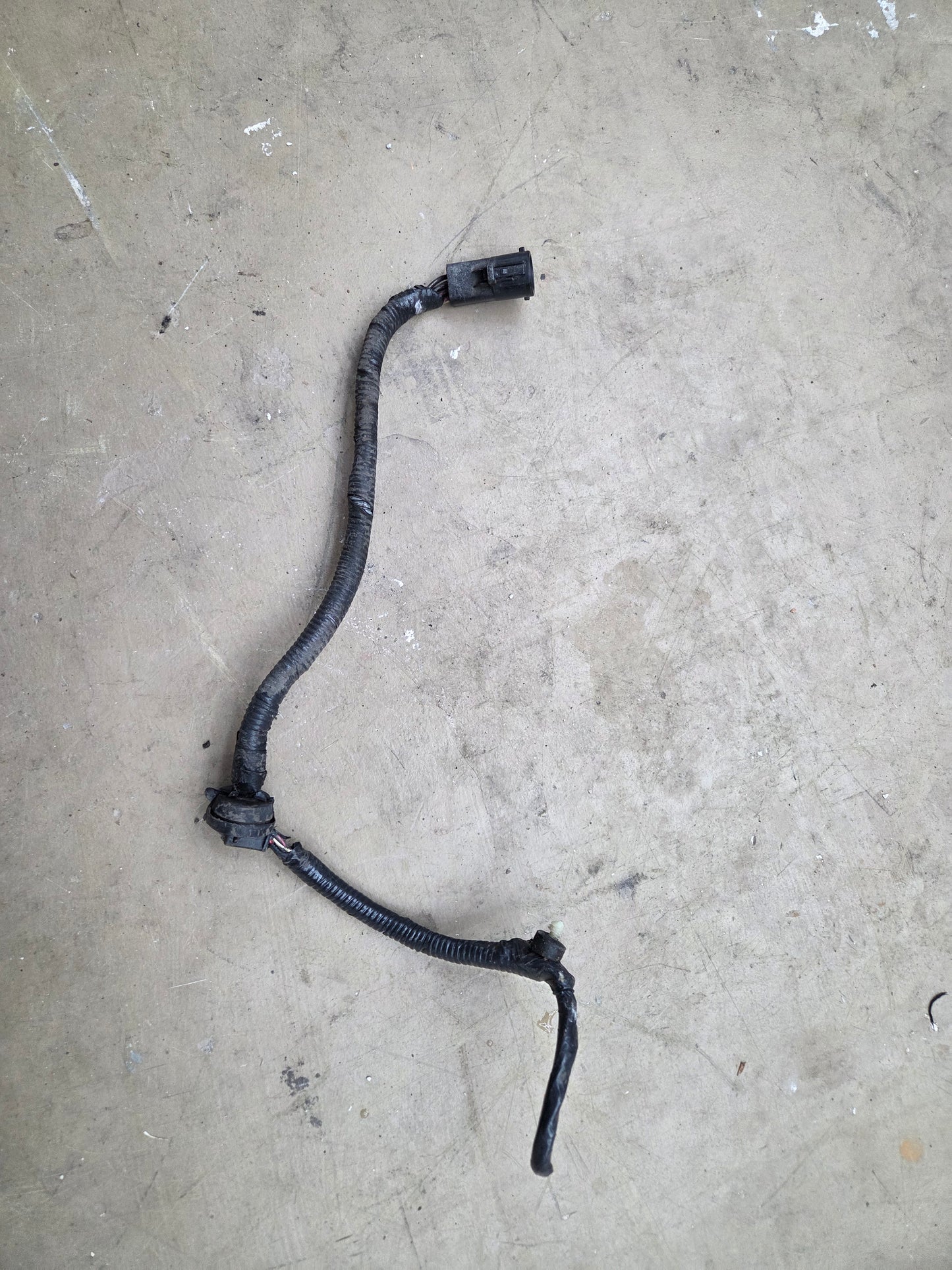 Fuel pump harness pigtail body side