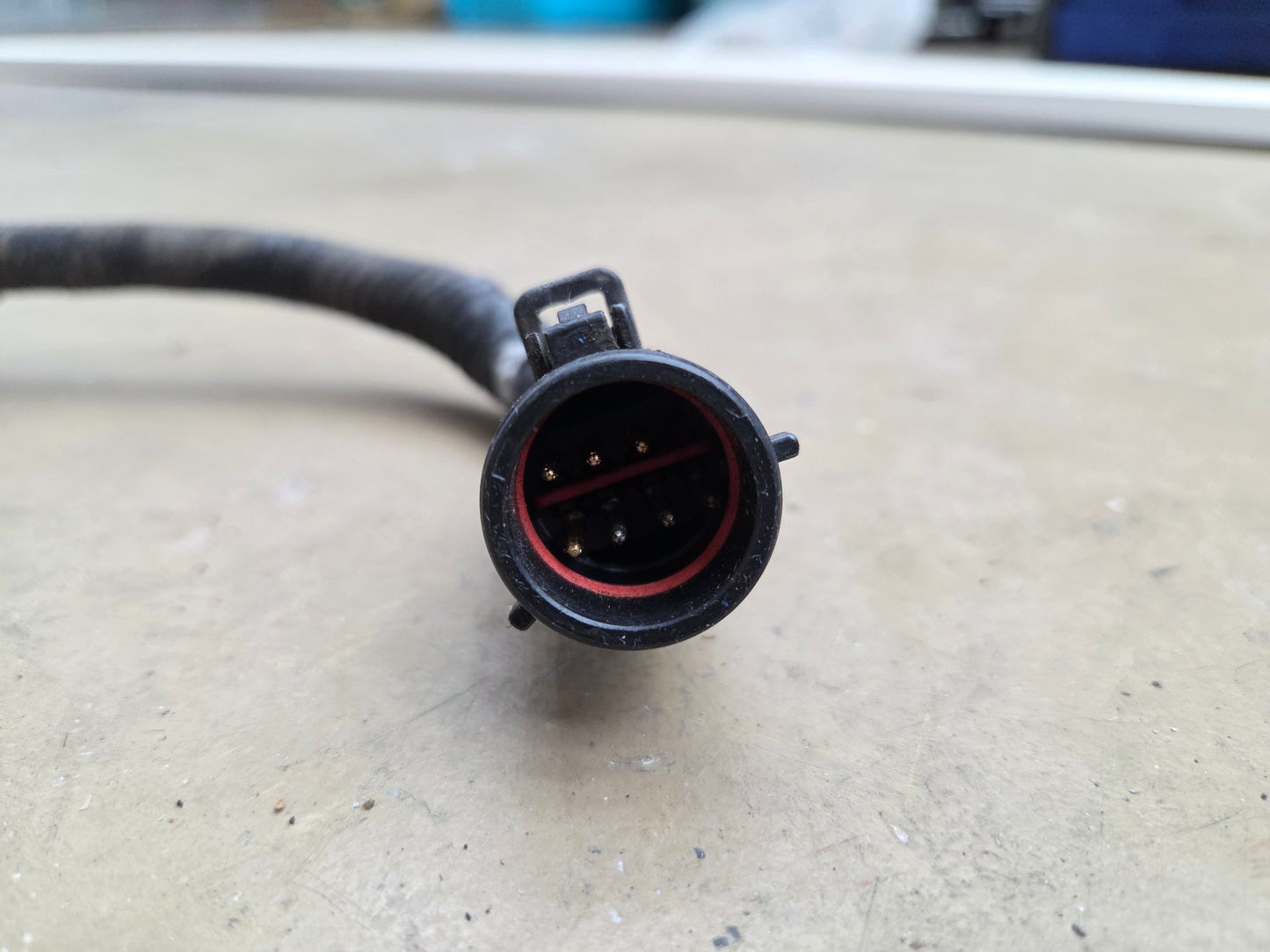 Fuel pump harness pigtail body side